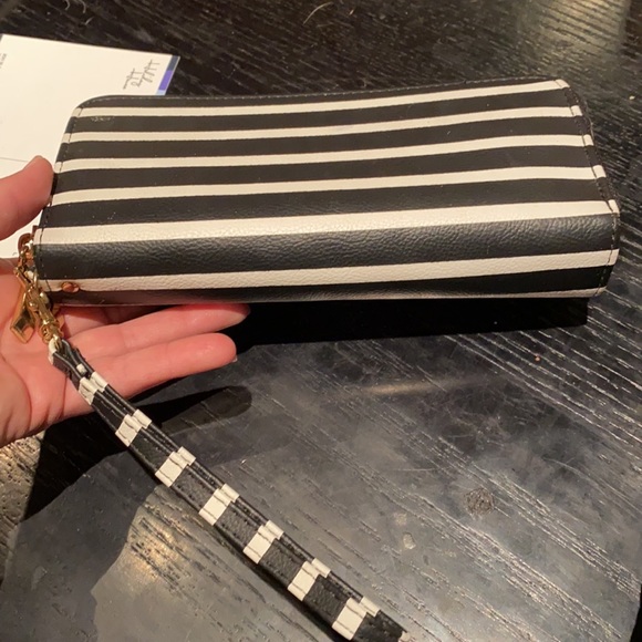 Black & White stripped wallet / wristlet - Picture 4 of 8